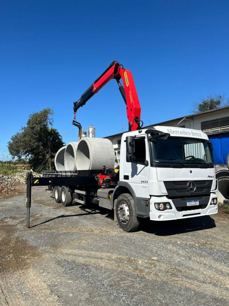 Caminhão munck em canteiro de obras
