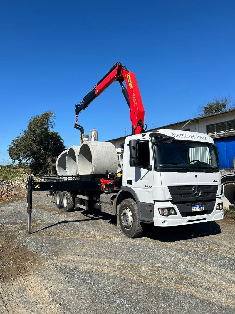 Caminhão munck em canteiro de obras
