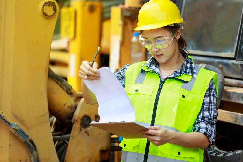 depreciação de máquinas e equipamentos​: engenheira verificando documentos sobre máquinas