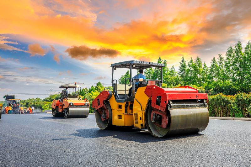 pavimentação asfáltica​: rolo compactador trabalhando em asfalto