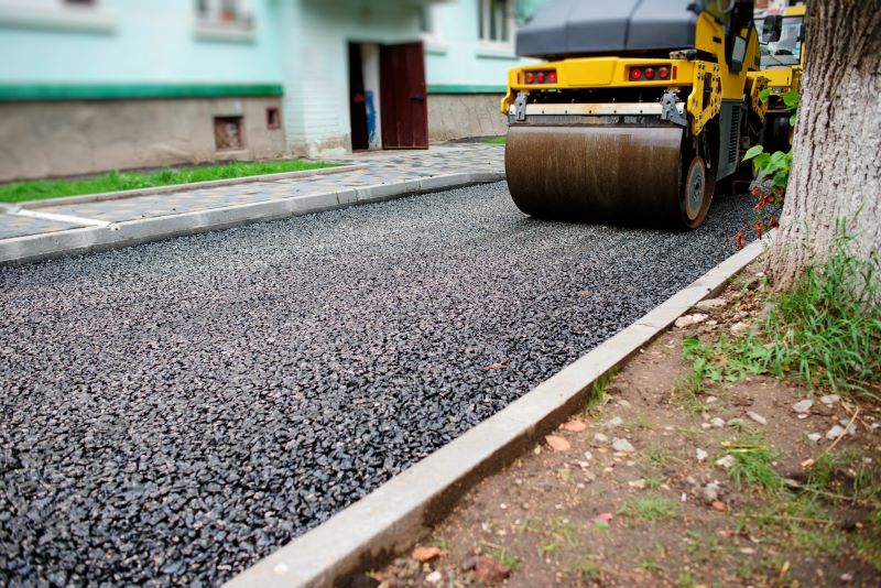 sondagem de solo: rolo compactador trabalhando em via pública