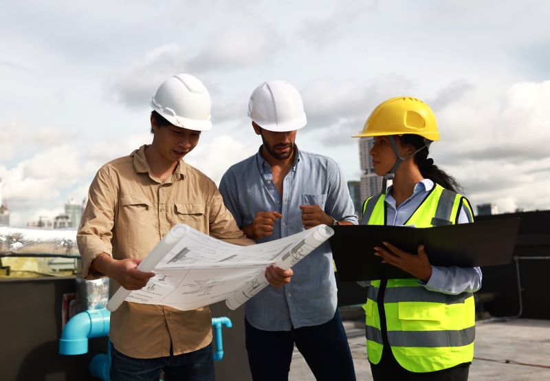 como calcular metro cúbico​: equipe de engenheiros no campo de obras