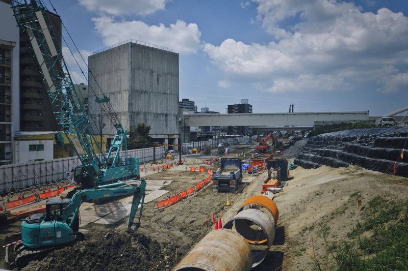 infraestrutura urbana​: obra pública com diversas máquinas trabalhando
